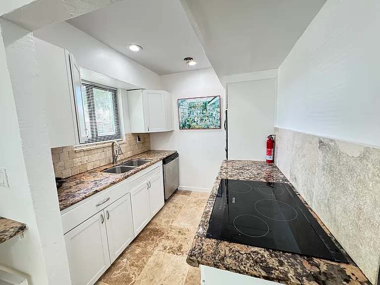 101 SE 14th Pl — Photo 2