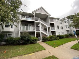 617 Lilac Ln, Mahwah, NJ 07430