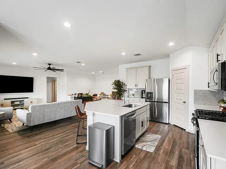 1126 Hyde Lake Ln — Photo 6