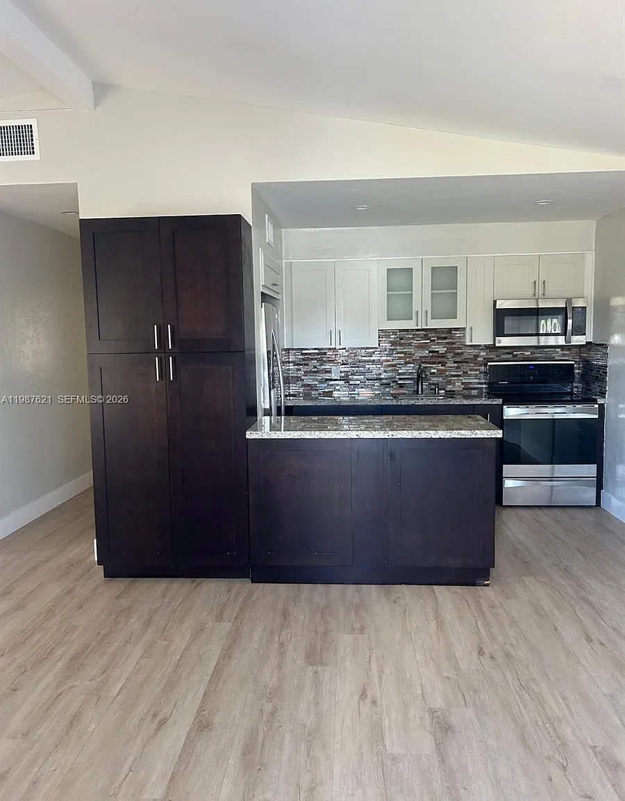 3 bed, 988 sqft, $3,000 — Photo 4