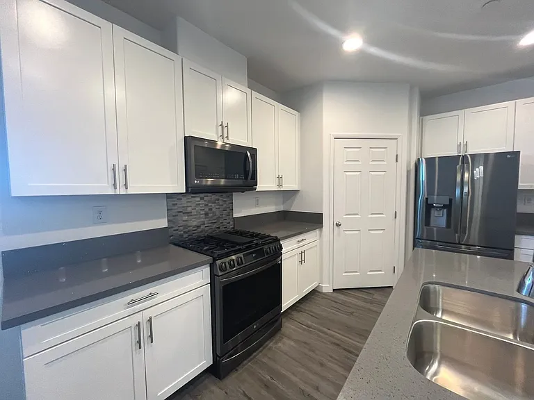 1533 Franklin Ln — Photo 16