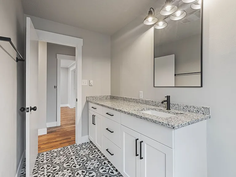 B345AG — Photo 34