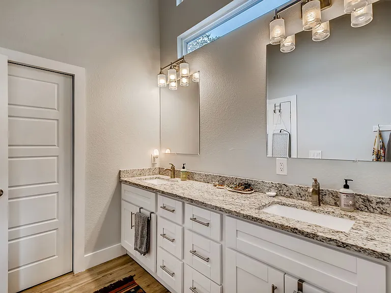 1103 Estes Ave — Photo 16