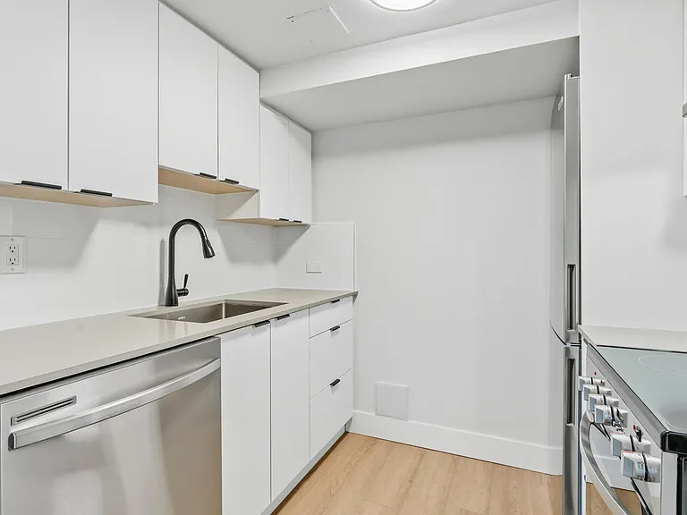 1450 Georgia St W — Photo 1