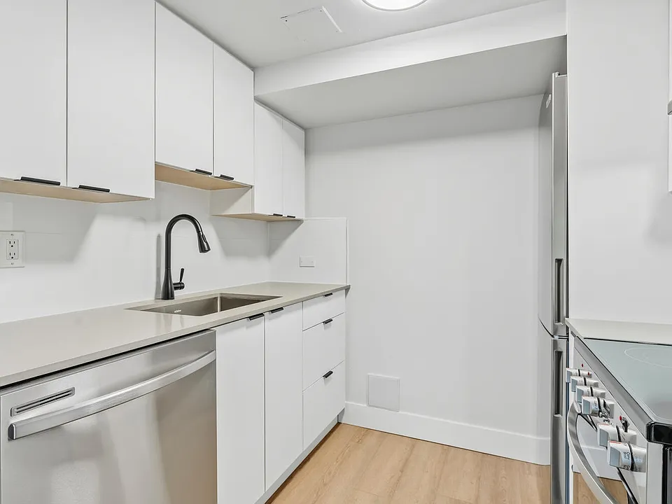 1450 Georgia St W