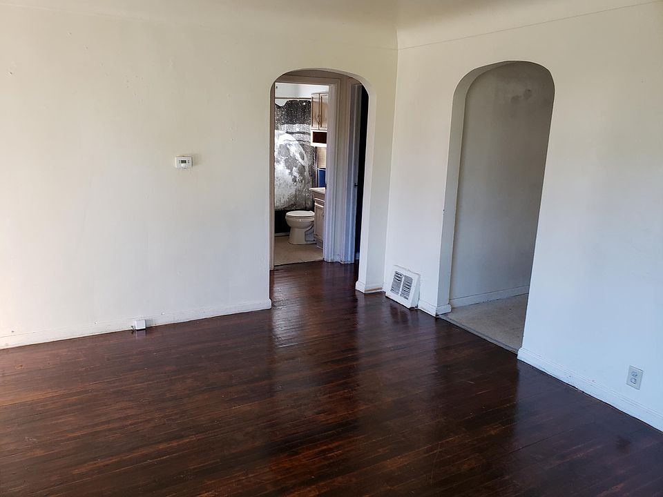 More updated pictures to come 
Paint: Ice cube fresh paint throughout the interior.