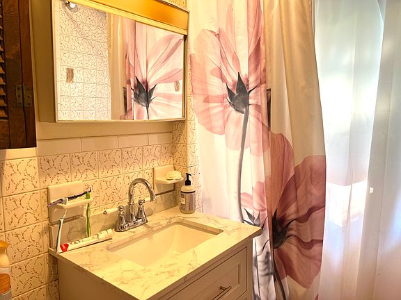 2nd image of 533 Main St #533