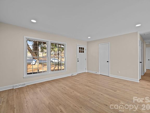 4th image of 7101 Woodstock Dr