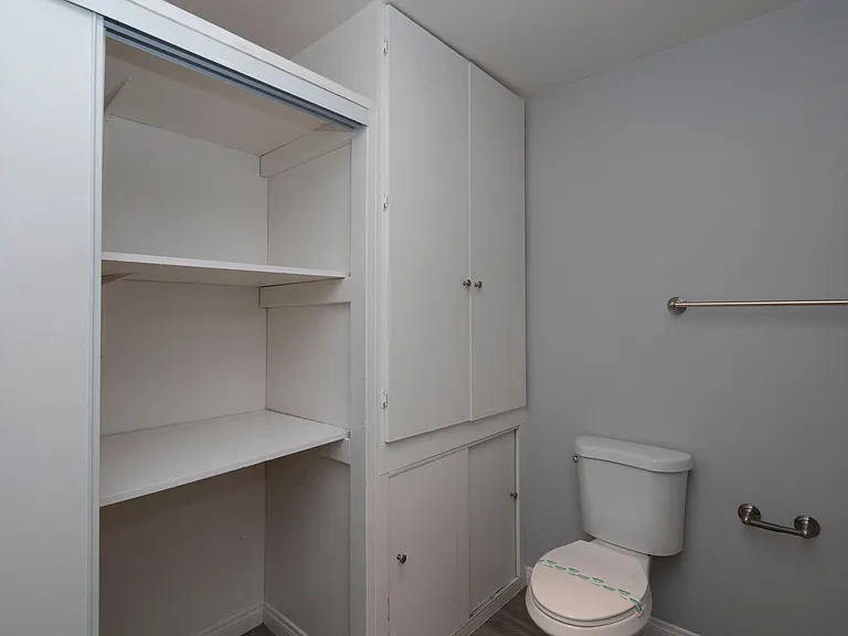 Oasis Apartments — Photo 4