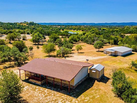 900 Panther Hollow Dr, Bandera, TX 78003