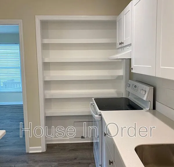 307 8th Ave E #102 — Photo 6