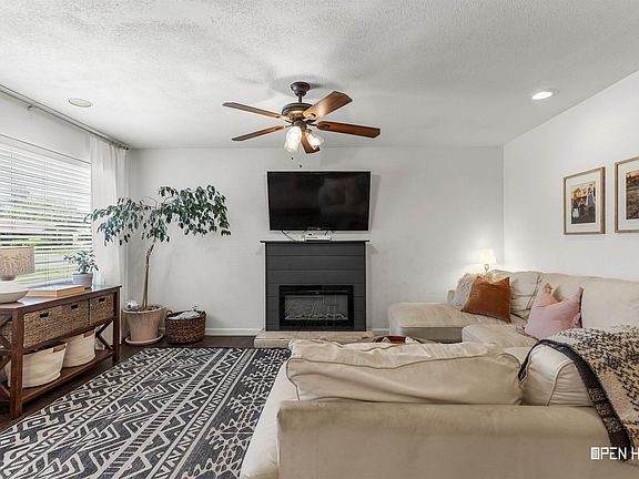 3rd image of 221 Dogwood Ln