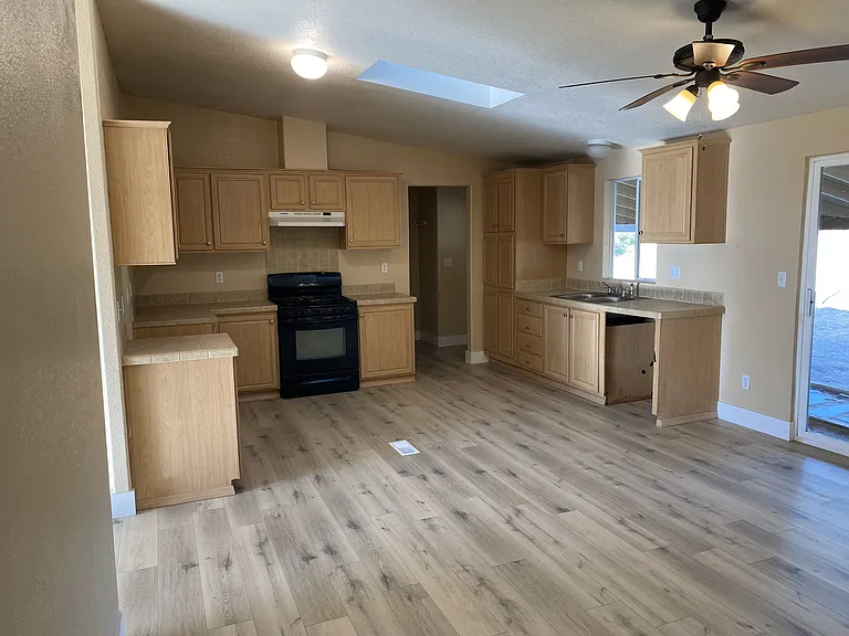 276 Artesia Ave — Photo 2
