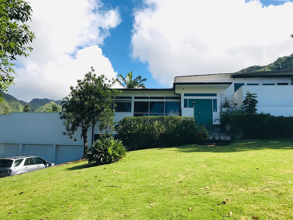 View from Kaohinani Drive of the house.