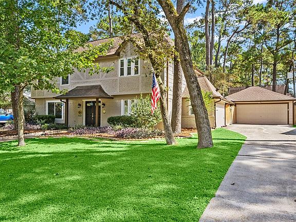 Lovely tutor style with a double door entrance and wide driveway to make parking easy.