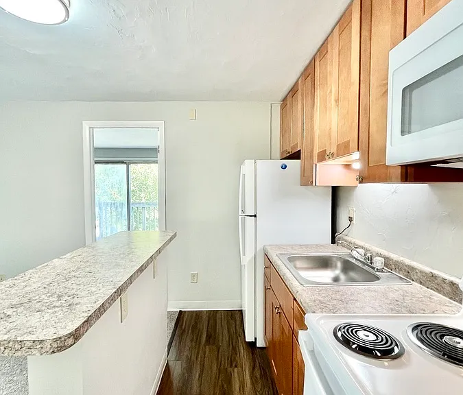 W Walnut St — Photo 40