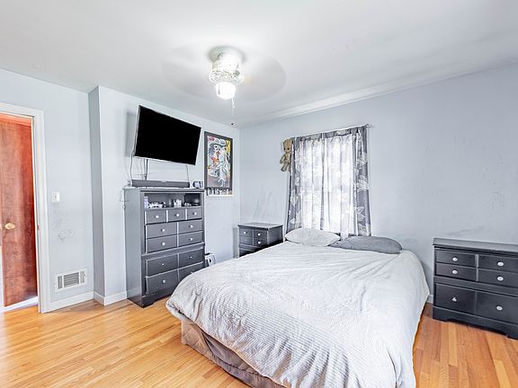 5th image of 559 E 161st Pl