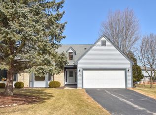 W52N139 Pioneer Ct, Cedarburg, WI 53012