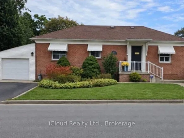 27 Inchcliffe Cres, Toronto, ON M9P 2N2