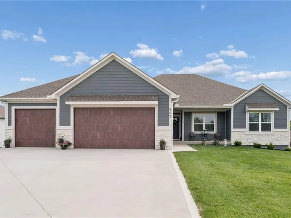 909 Captain Merriman Dr, Freeman, MO 64746