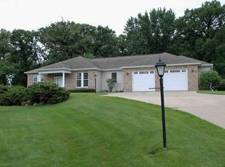 213 Oakwood Cir, Waverly, IA 50677