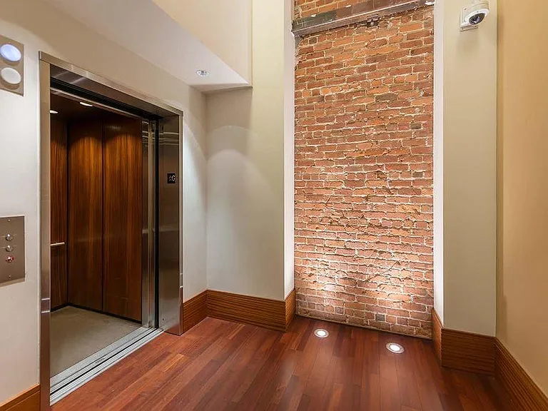Lobby elevator