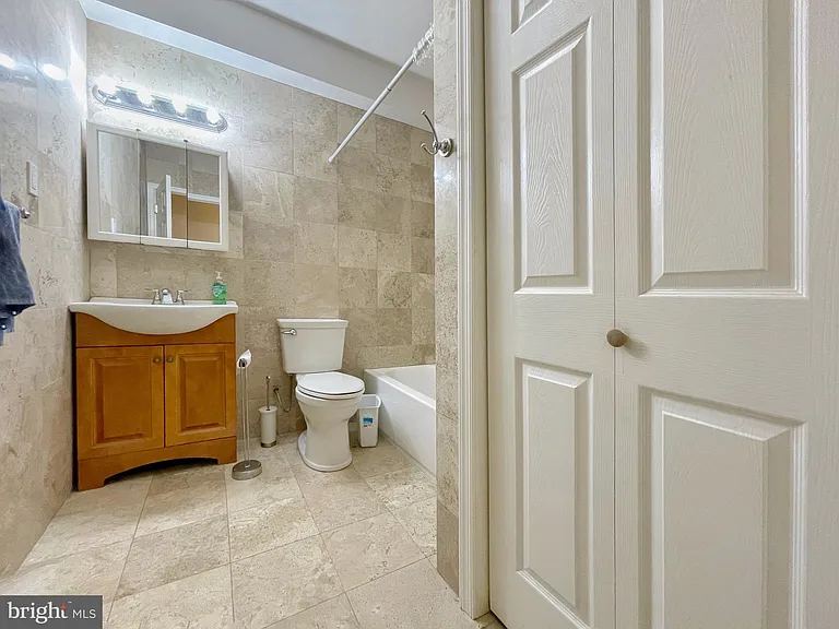 1131 Green St #1 — Photo 10