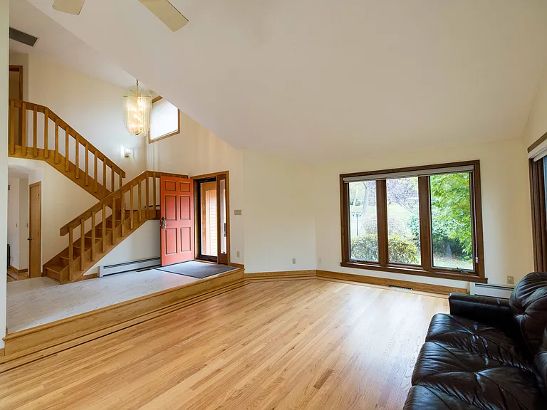 18 Clifford Ave — Photo 8