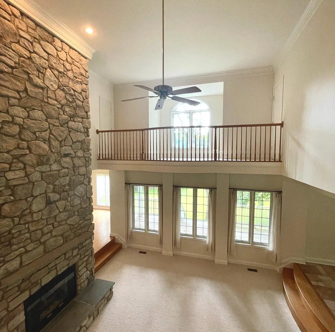 5 bed, 5.0 bath, 4090 sqft, $5,700 — Photo 4