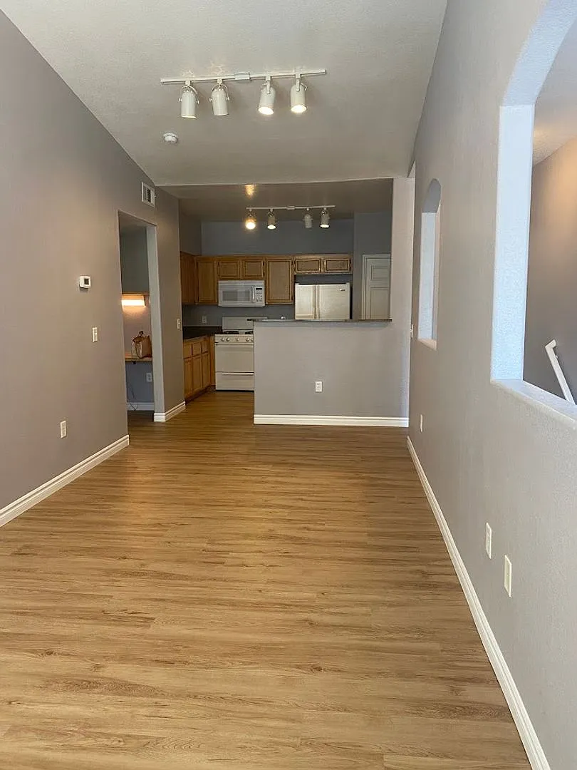 Luxurious One Bedroom Available for Immediate Move In — Photo 4