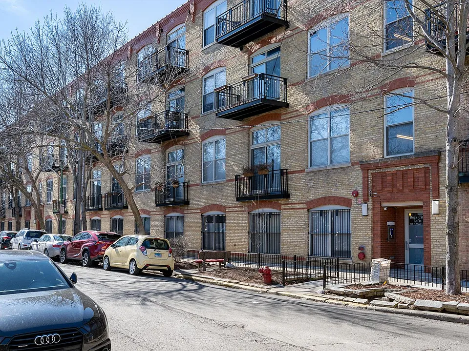 1740 N Maplewood Ave #207
