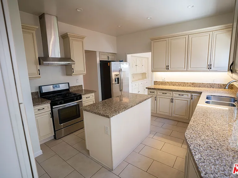 1210 S La Jolla Ave — Photo 20
