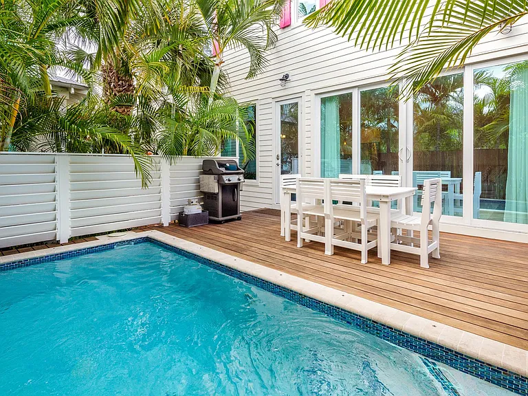 Private heated pool- Grill
