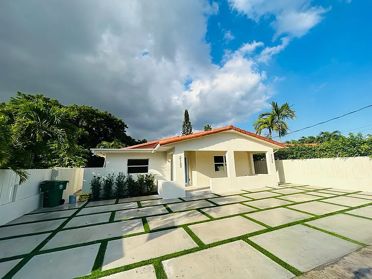 2135 SW 25th St — Photo 3