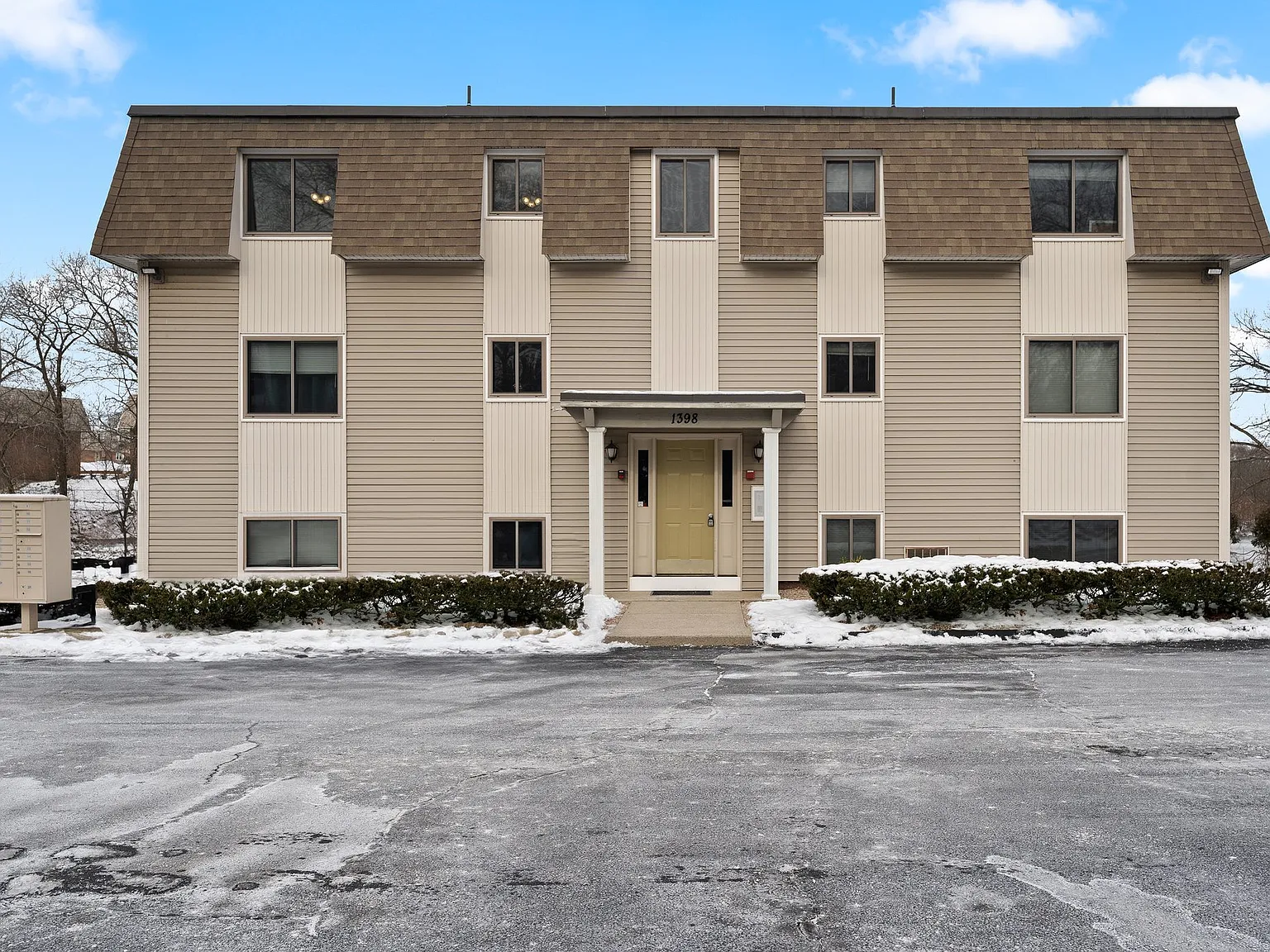 1398 Lonsdale Avenue — Photo 1