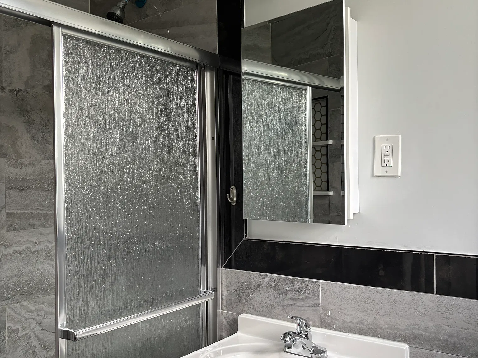 3 bed, 900 sqft, $3,300 — Photo 2