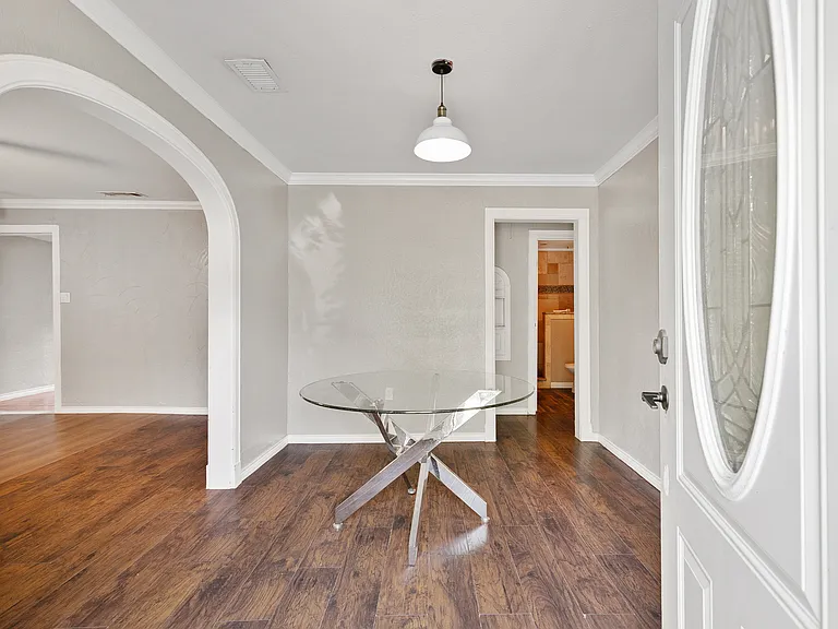 3422 W Jefferson Blvd — Photo 2