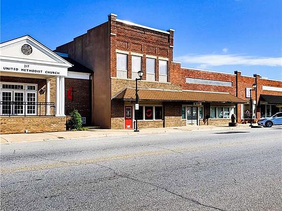2nd image of 221 E Main St