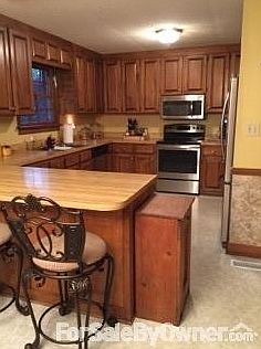 Kitchen
						:
						SS appliances, abundant cabinets & counter space