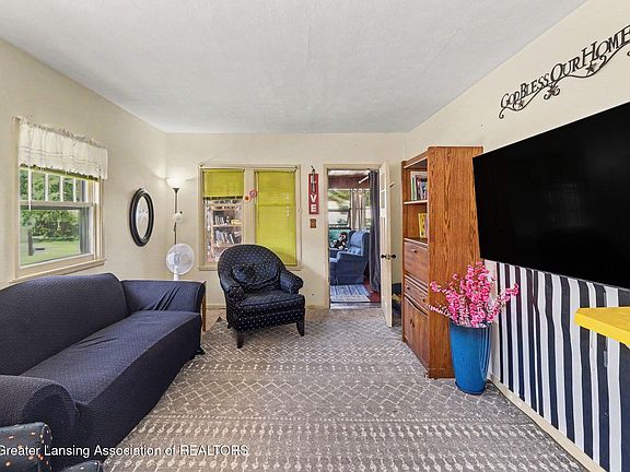 4th image of 1933 Harding Ave