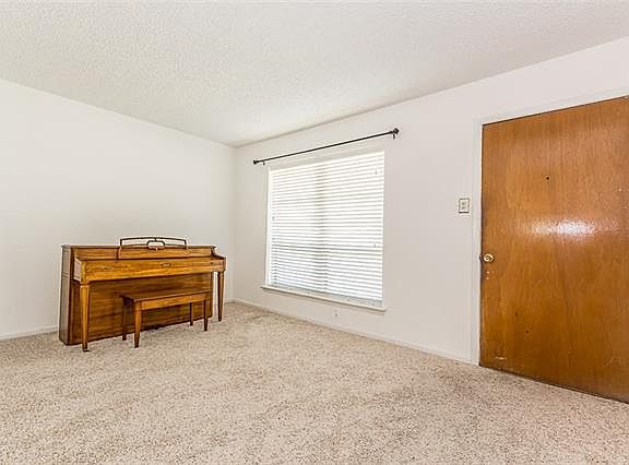 4th image of 1205 Hillcrest Dr