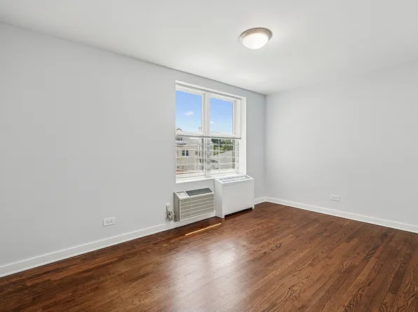 1130 Pelham Parkway South image 9 of 16