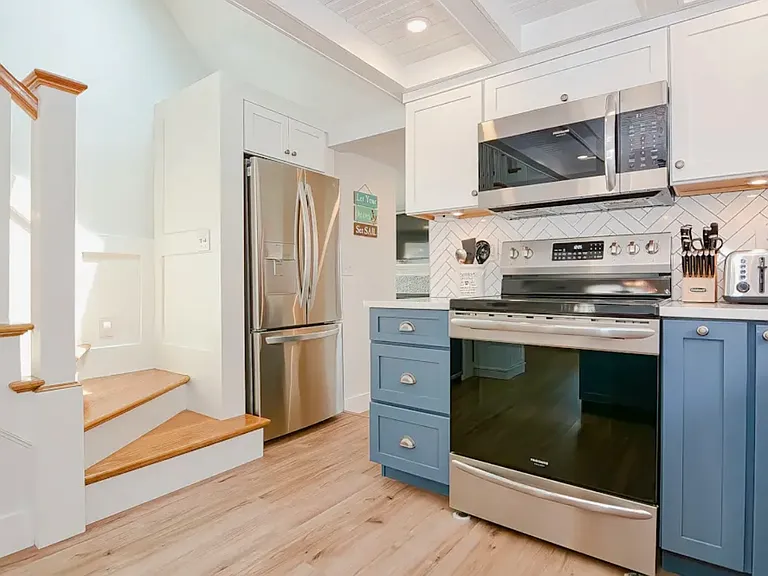 135 Taylor Ave — Photo 4