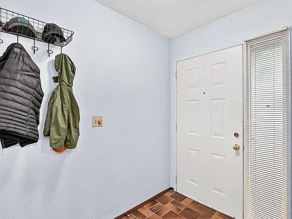 3rd image of 11 Rundlemere Pl NE