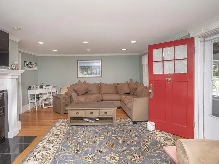 63 Glades Rd — Photo 5