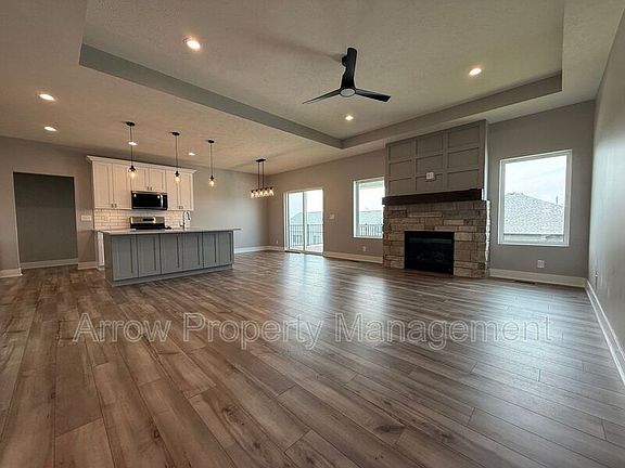 4th image of 9425 Estela Ave
