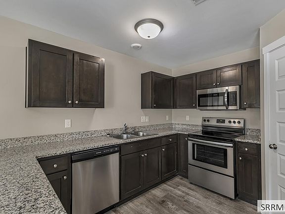 3rd image of 806 Trails End