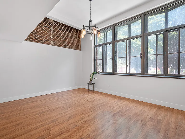 Parkway Apartments — Photo 7