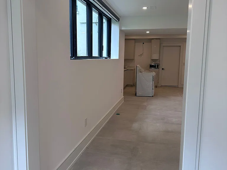 506 Wellington Cres #BASEMENT — Photo 11
