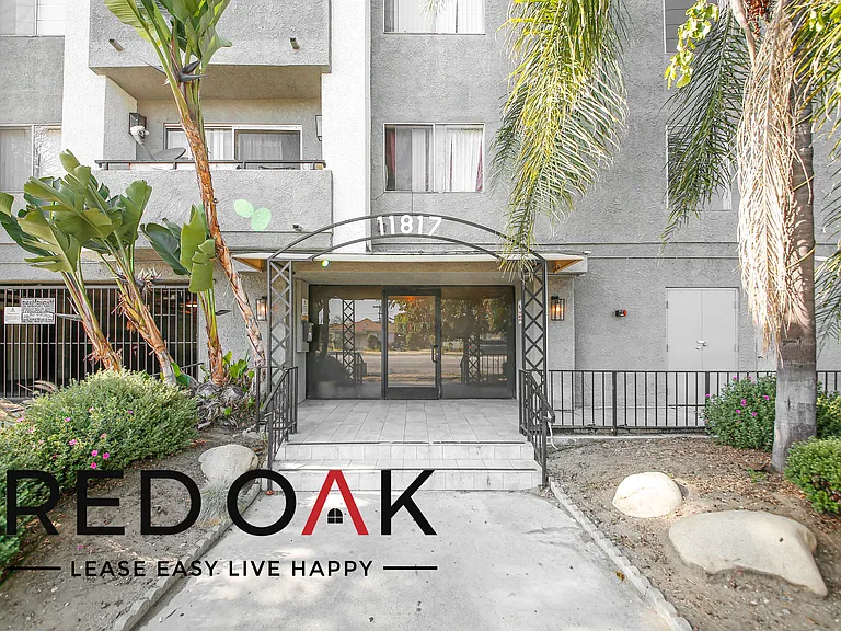11817 Victory Blvd — Photo 16